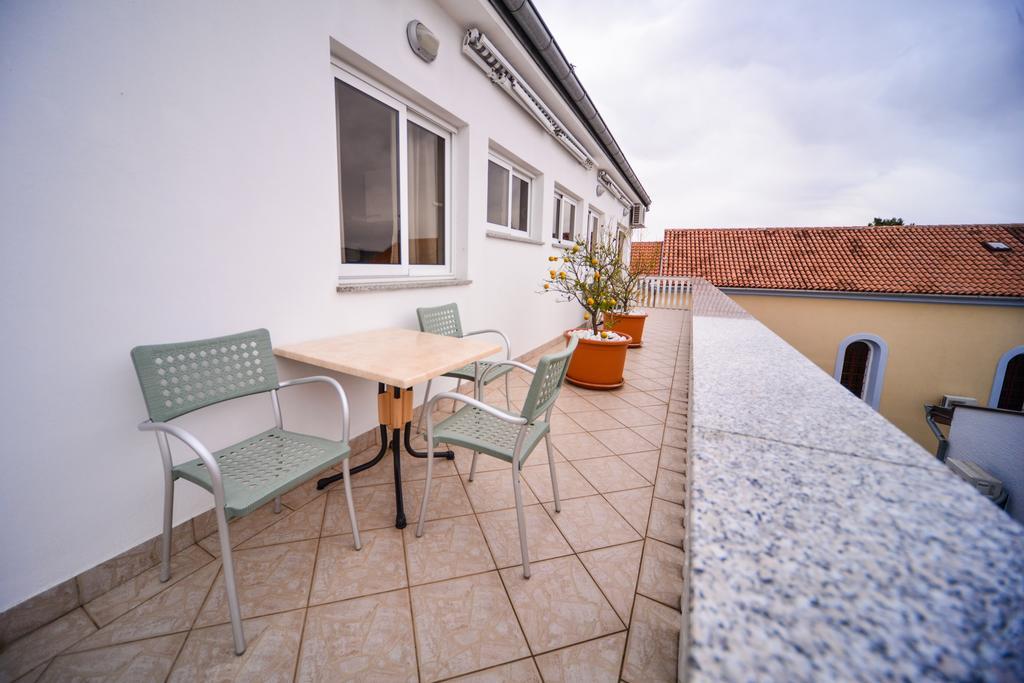 Apartments Dalmacija Starigrad Paklenica Quarto foto