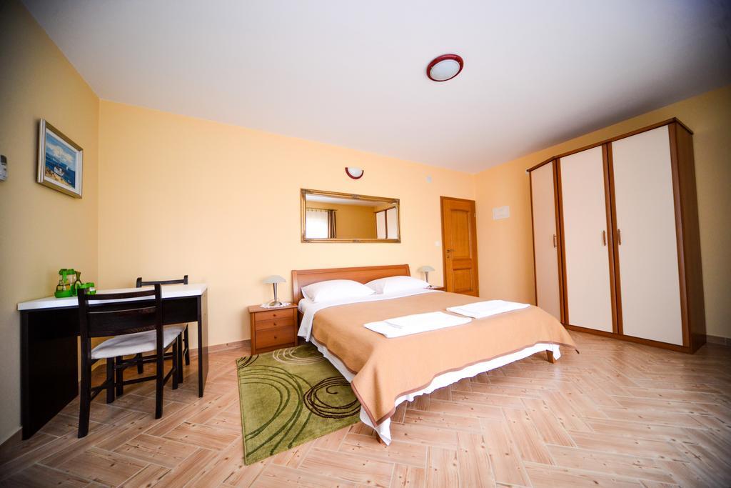 Apartments Dalmacija Starigrad Paklenica Quarto foto